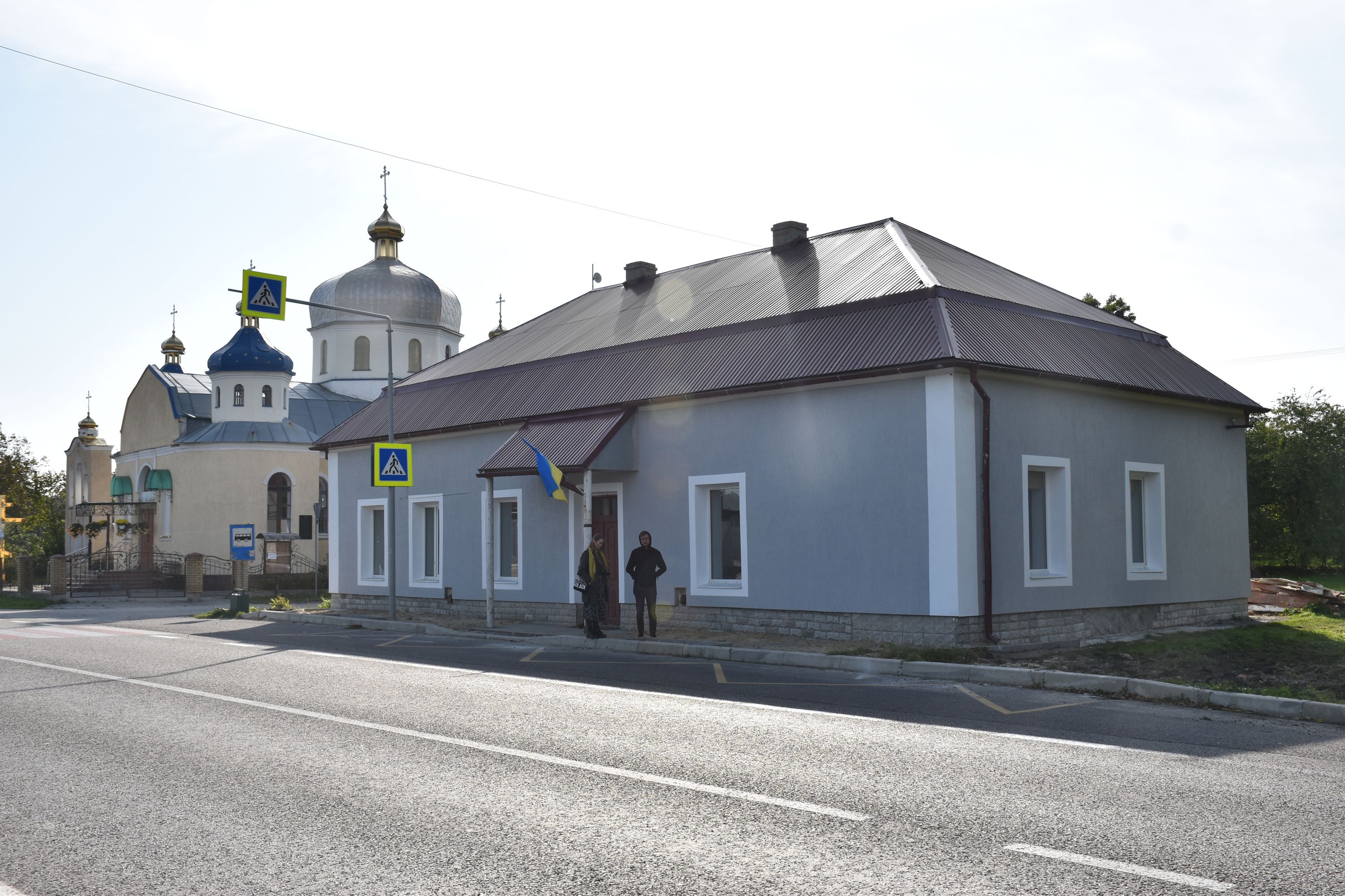 Будинок колишньої німецької кооперативи, нині староство і музей, а поруч кірха-церква - фото 80859