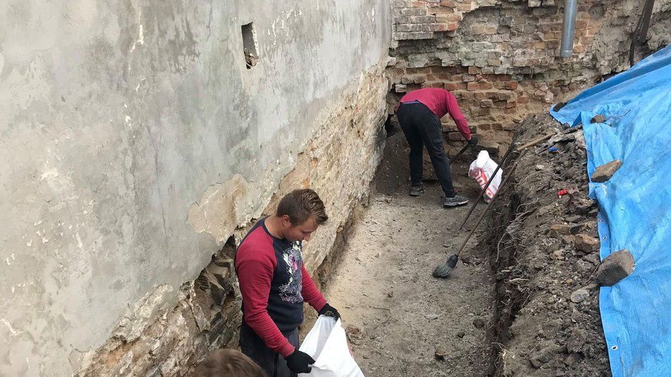 Під час досліджень монастиря шариток у Луцьку виявили 300 археологічних знахідок - фото 81007