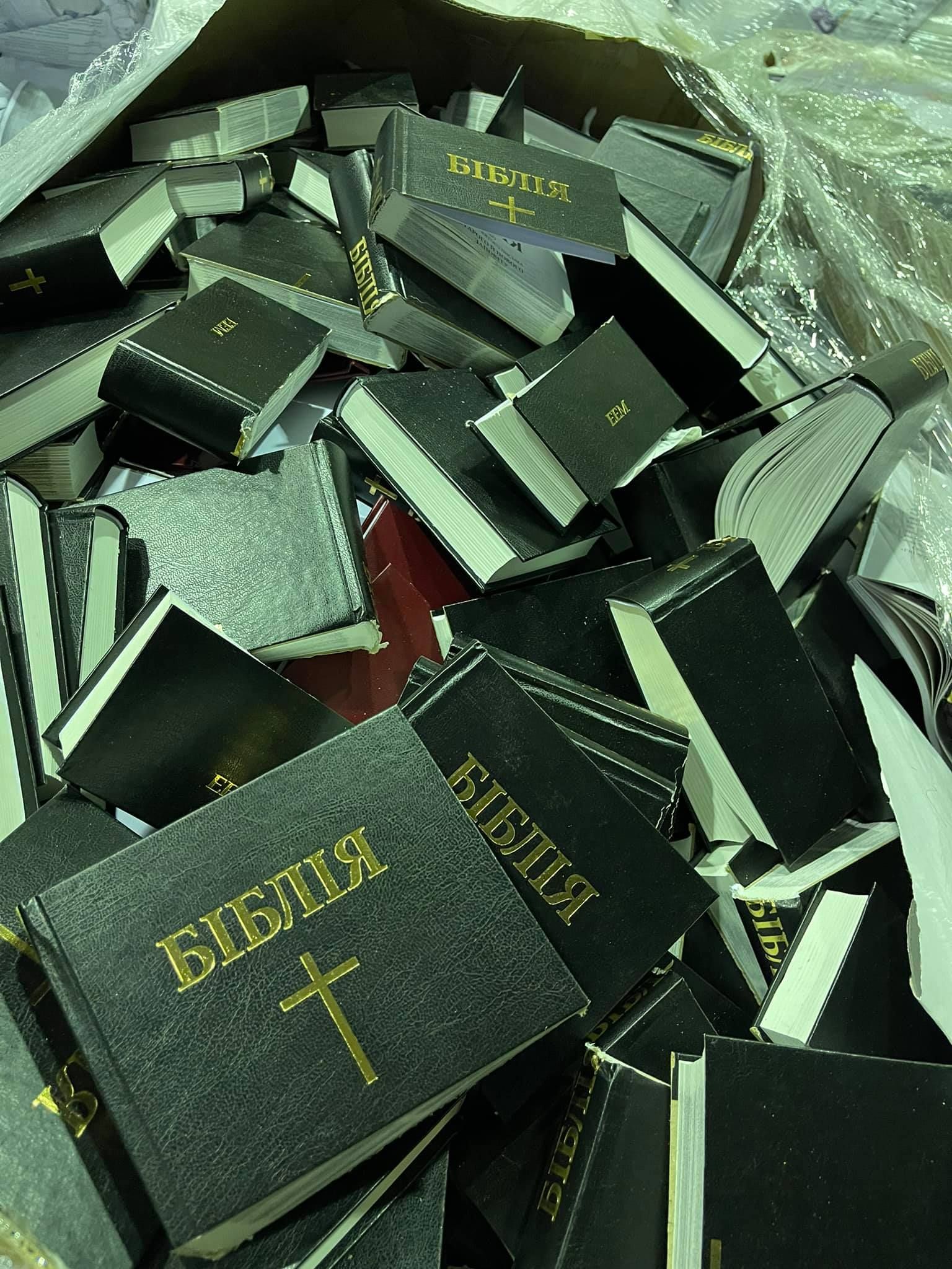 У Броварах на макулатуру здали величезну купу порізаних Біблій - фото 81048