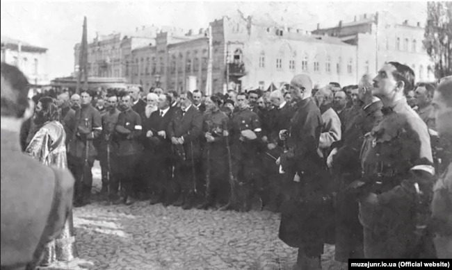 Проголошений гетьманом генерал Павло Скоропадський (в центрі у чорній черкесці) серед своїх прихильників на урочистому молебні на Софійській площі. 29 квітня 1918 року - фото 81181