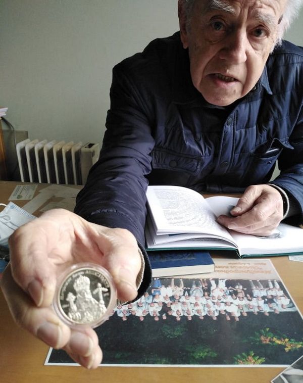 Костянтин Липківський демонструє пам’ятну монету на честь 150-річчя від дня народження Митрополита - фото 81283