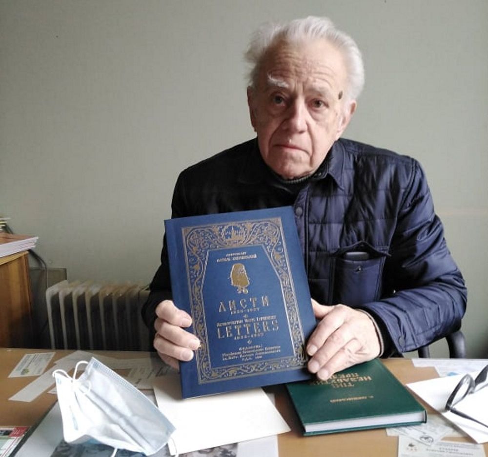 Костянтин Липківський показує видання з листами Митрополита Липківського - фото 81285