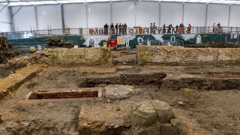 Археологи знайшли давньоримські бюсти поблизу церкви XI століття - фото 81517