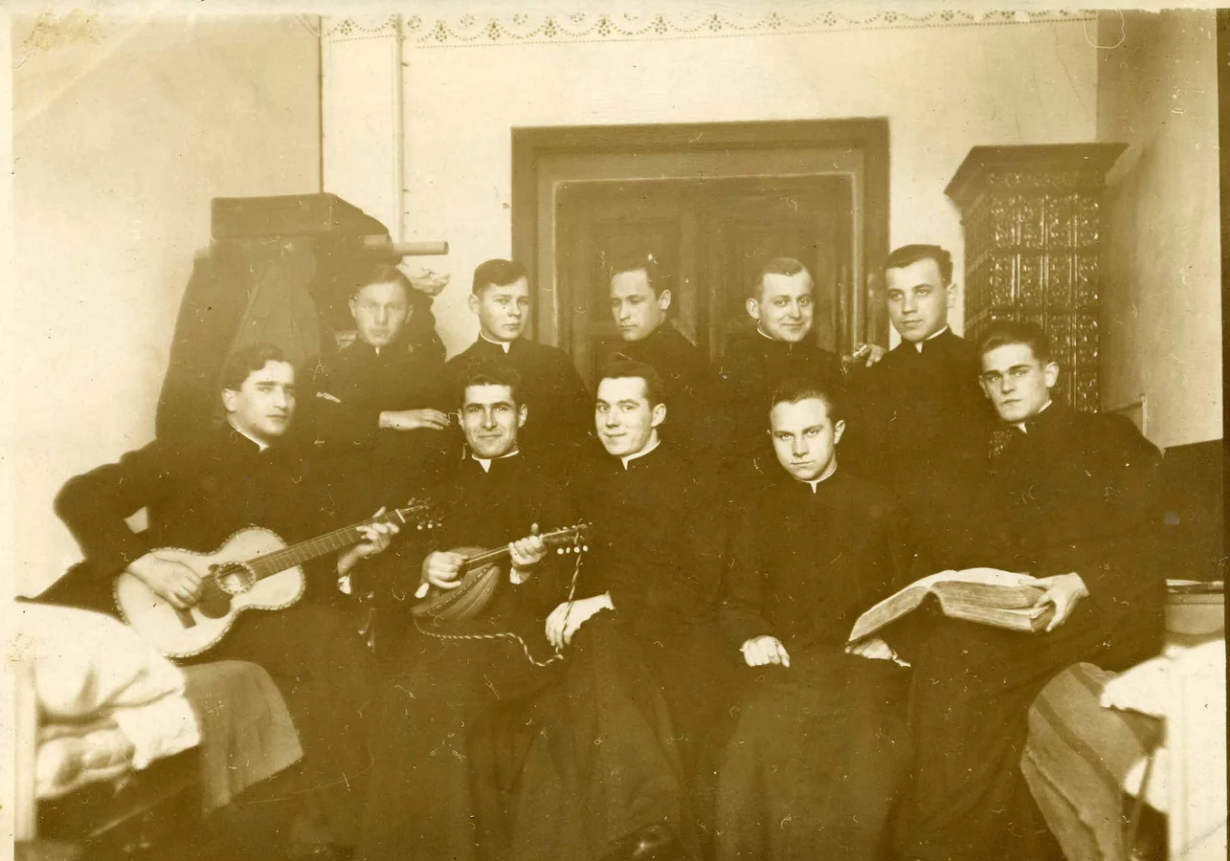 Групове фото студентів Льівівської семінарії під час відпочинку. Отець Іван Мацієвич стоїть крайній зліва - фото 81849