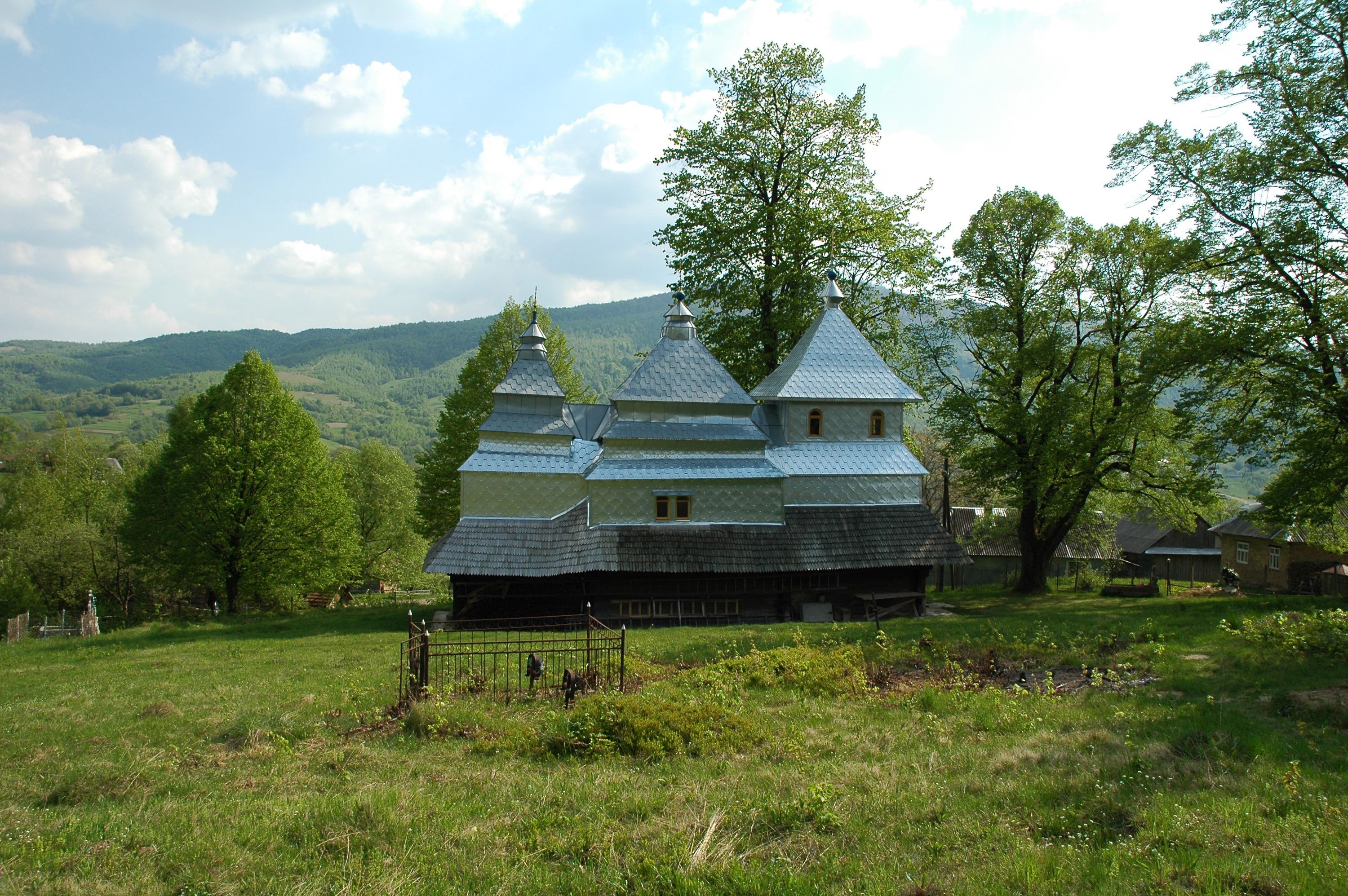 Бойківська церква XVIII ст. у селі Вишка, оббита бляхою.  - фото 82015