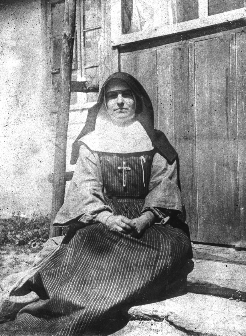 Сестра Йосафата (Михайлина Гордашевська) біля першого дому в Жужелі - фото 82939