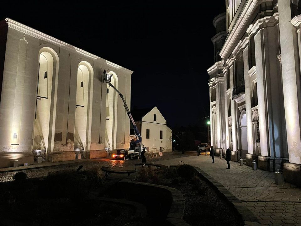 У Луцьку підсвітили давній кафедральний костел - фото 83609