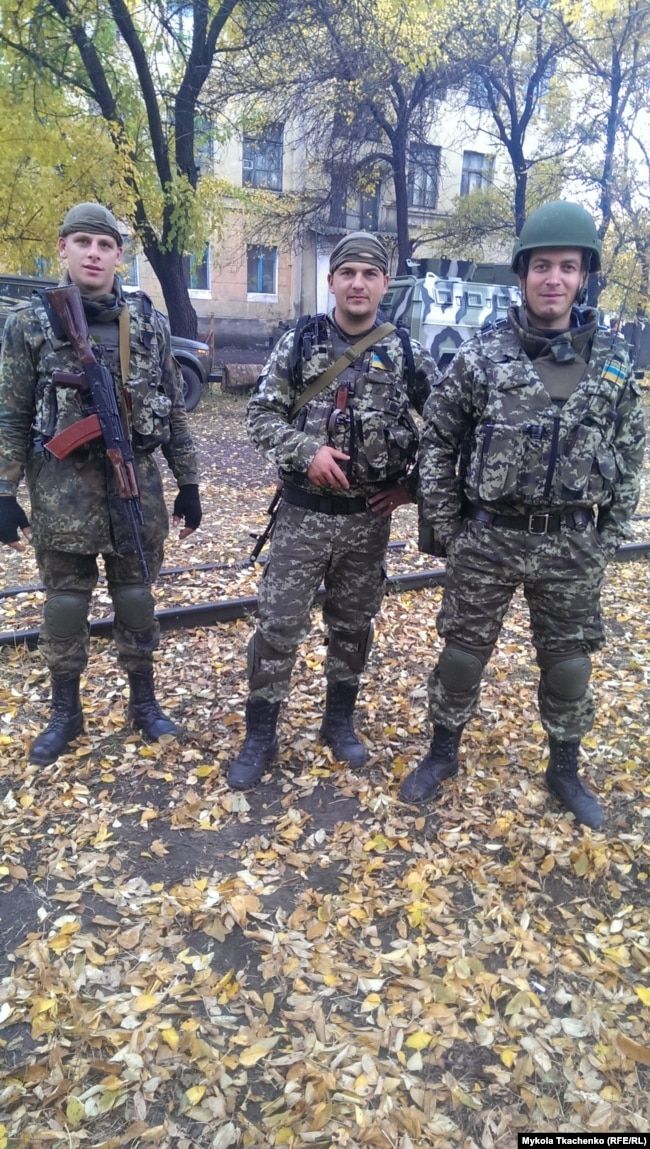 З товаришами по службі перед виїздом на КПВВ, Донеччина, 2014 рік - фото 83994