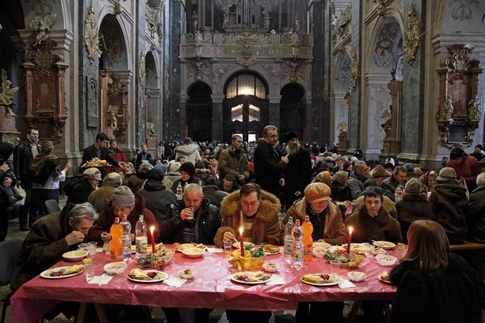 Спільнота св. Еґідія організовує Великий Різдвяний обід з бездомними та убогими - фото 84793