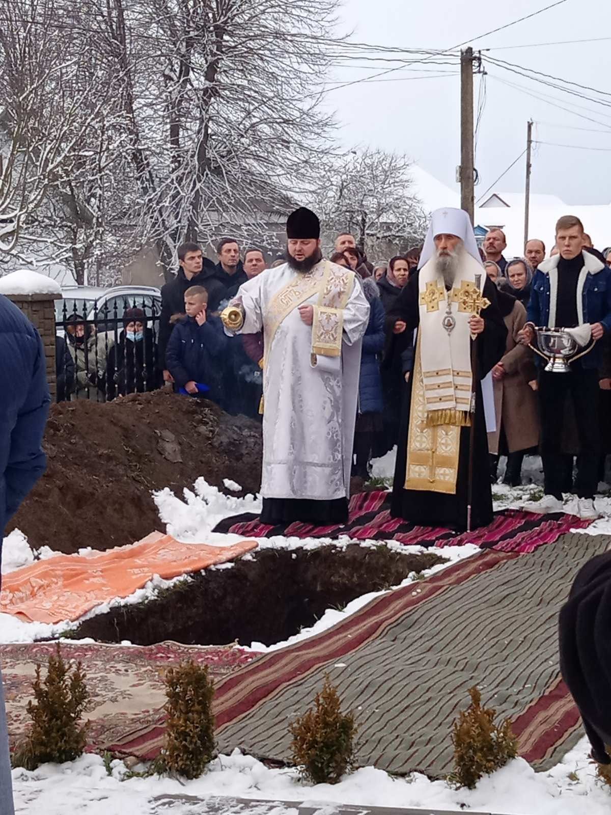 Священика УПЦ МП, який помер від СOVID-19, поховали на присадибній ділянці - фото 85469