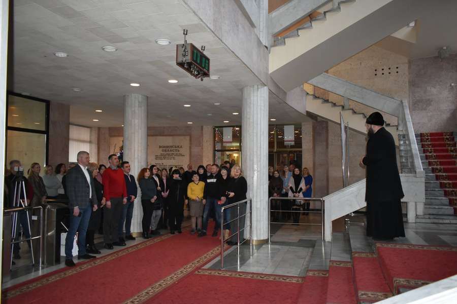 Священнослужителі ПЦУ заколядували колективу Волинської ОДА - фото 85472