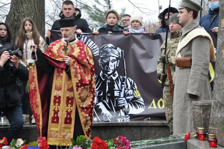 На Аскольдовій могилі у Києві молитовно вшанували Героїв Крут - фото 86234