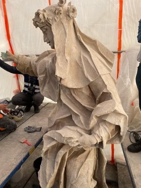 У Львові відреставрували старовинні скульптури монахинь на Домініканському костелі - фото 86250