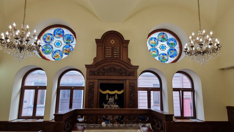 У головній синагозі Буковини встановили унікальні вітражі - фото 86609