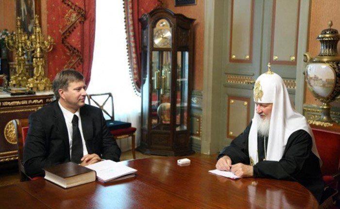 Як пояснюється на сайті РПЦ, фотографія була зроблено 3 липня 2009 року під час зустрічі патріарха з міністром юстиції Росії Олександром Коноваловим. - фото 86860