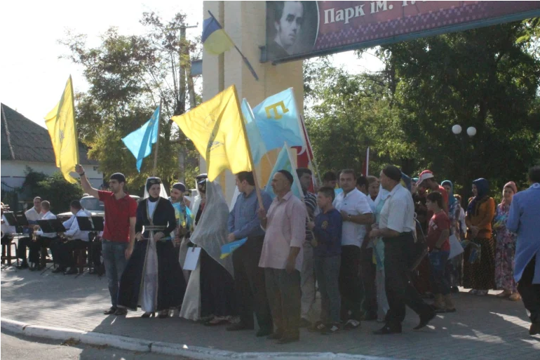 People gather to celebrate at a Crimean Tatar festival in Kyiv - фото 87100