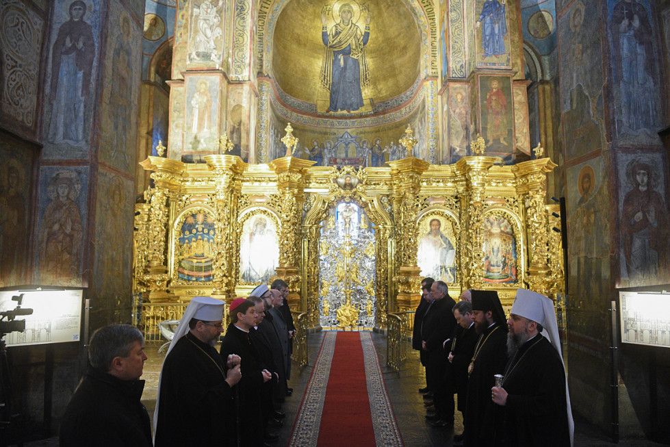 Members of All-Ukrainian Council of Churches and Religious Organizations prayed for peace in Ukraine in Saint-Sophia Cathedral - фото 87260