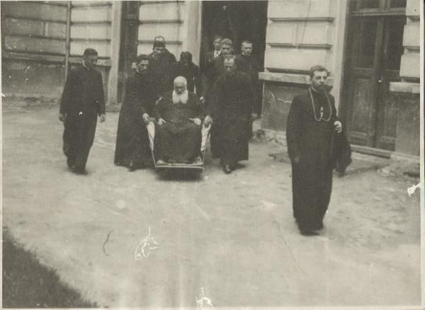 Йосиф Сліпий (попереду) та митрополит Андрей Шептицький (у візочку). - фото 87397