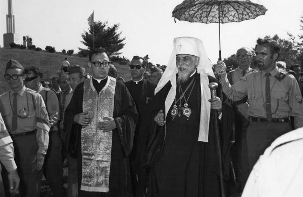 1968: майбутній верховний архиєпископ УГКЦ Любомир Гузар (зліва) супроводжує свого духовного батька. Оселя Спілки української молоді Еленвілл у Сполучених Штатах - фото 87404