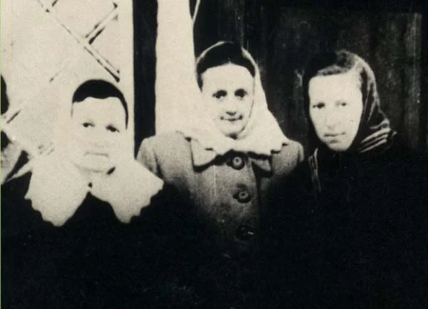 Олена Вітер (перша зліва) під час перебування в засланні - фото 87477