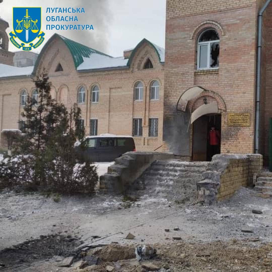 Повреждение рашистами собора УПЦ МП в Луганской области расследует прокуратура - фото 89707