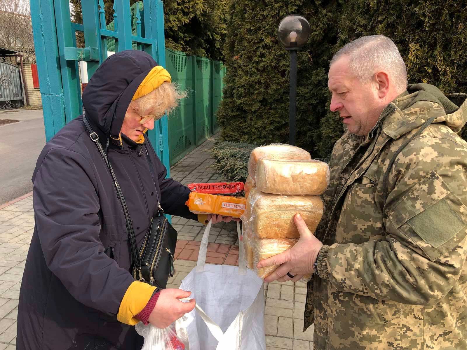 Вениамин Брынза передает хлеб местным жителям - фото 89711