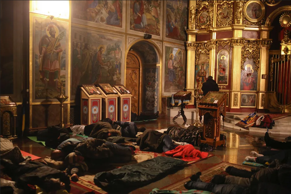  Участники Майдана спят в Михайловском Златоверхом монастыре Православной церкви Украины. Киев, 13 декабря 2011 года - фото 89906
