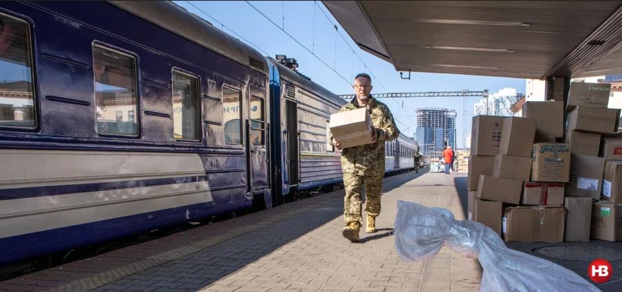 Саїд Ісмагілов вранці 25 березня на залізничному вокзалі Києва розвантажує волонтерську допомогу - фото 90098