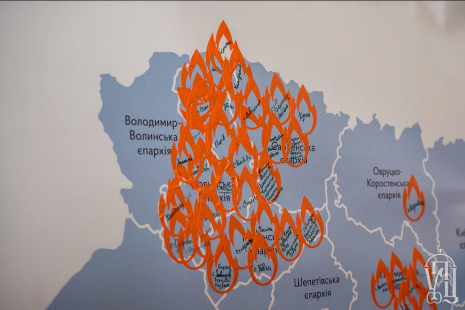 На з'їзді 'гонимих' торік організатори ініціювали флеш-моб з покриття карти України вогниками. Через рік ці 'вогники' прийшов 'рятувати' путін - фото 90581