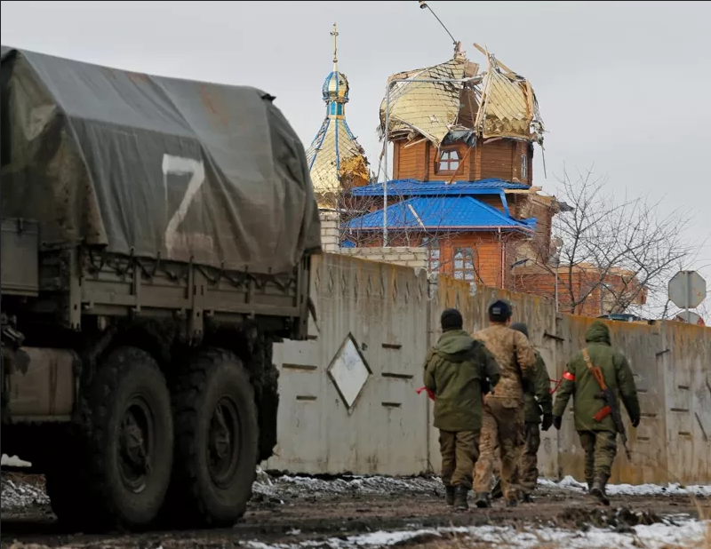 Російські війська патрулюють біля церкви у Волновасі - фото 90681