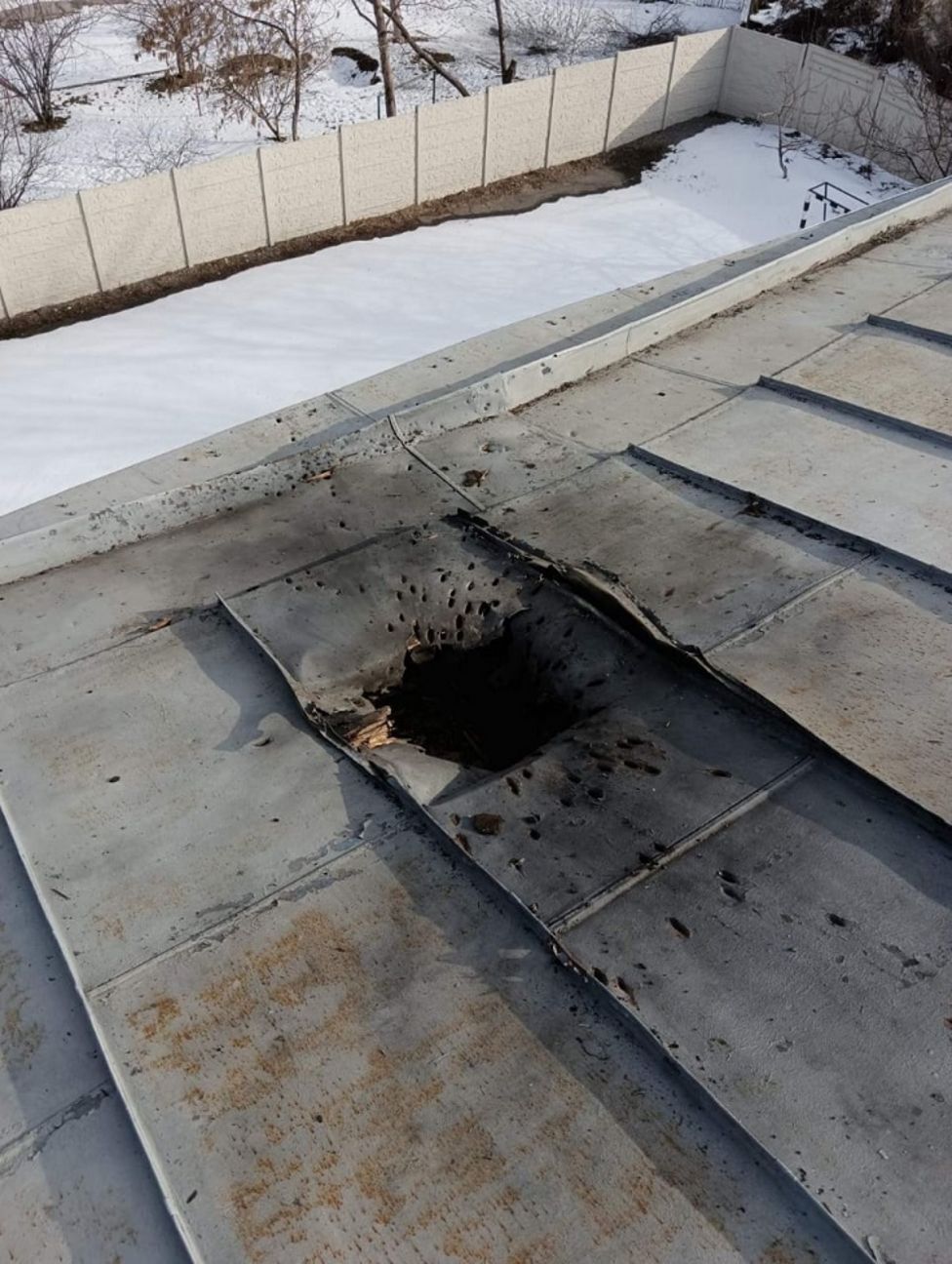 A rocket blew a hole in the roof of a Jewish yeshiva in Kharkiv - фото 90771