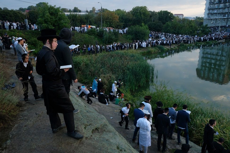 Tens of thousands of Hasidic and Orthodox Jewish pilgrims visit Uman every year (photo from 2018) - фото 90772