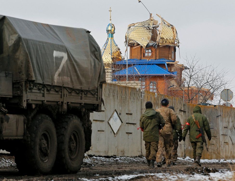 Pro-Russian troops patrol near the church in Volnovakha, eastern Ukraine - фото 90776