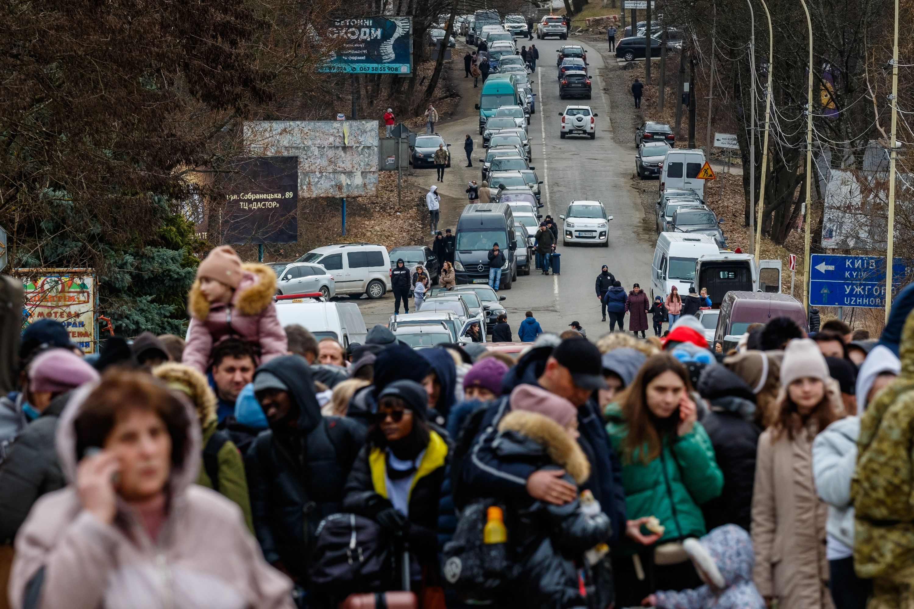 Ukrainian refugees waiting for permission to cross the Ukrainian-Slovak border - фото 90942