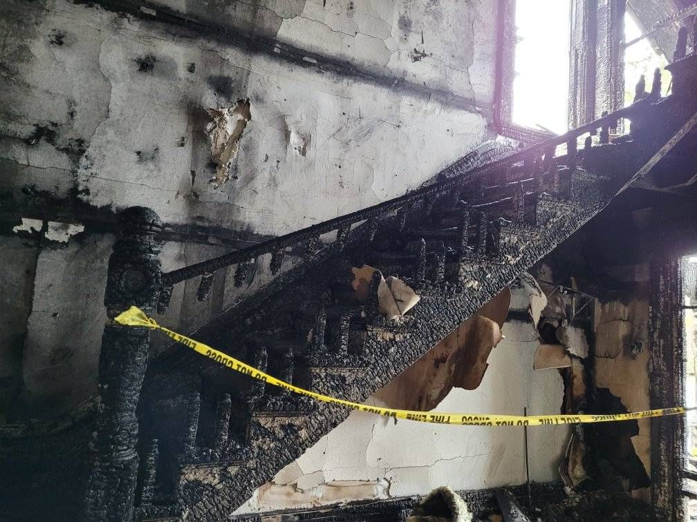 Ukrainian priest, family narrowly escape house fire after arson attack - фото 91854
