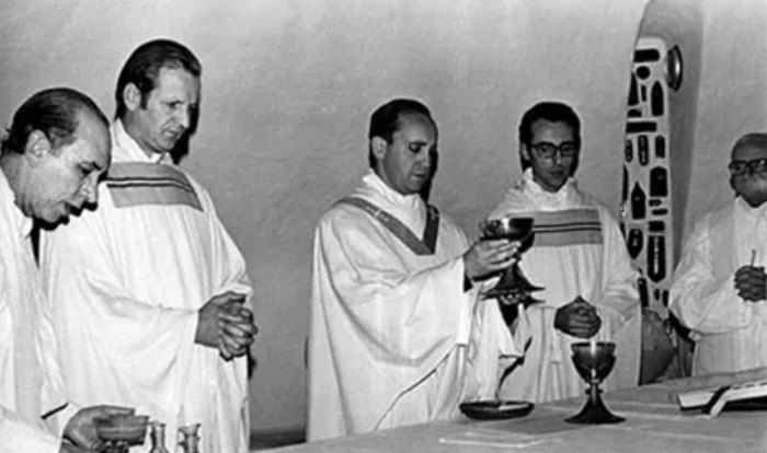 Хорхе Маріо Бергольйо (у центрі) під час служби, Аргентина, 1976 р. - фото 92580