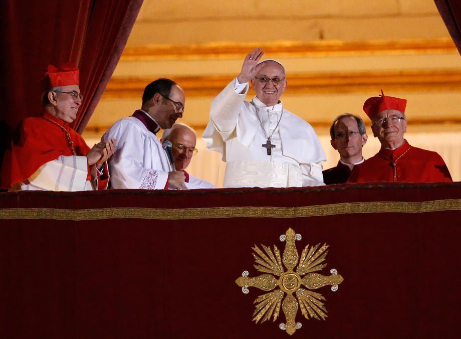  Новообраний Папа Римський Франциск I вітає присутніх з балкона базиліки Святого Петра після дводенного конклаву у Ватикані, 13 березня 2013 року. - фото 92584