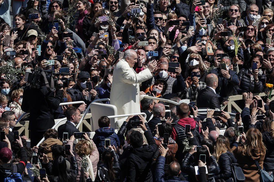  Папа Франциск вітає вірних під час богослужіння на площі Святого Петра у Ватикані, 10 квітня 2022 р. - фото 92585