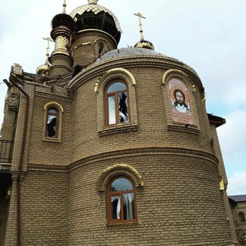 В результате обстрелов пострадал храм Казанской иконы Божьей Матери в Марьинке - фото 92699