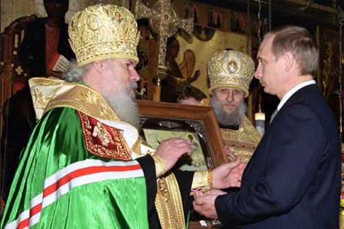 Патриарх Алексий II преподает благословение Владимиру Путину в день инаугурации 7 мая 2000 года. - фото 92945