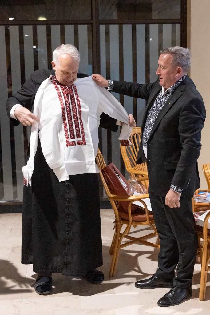 Священик, що заспівав на Месі «Ой у лузі…», отримав особливий подарунок від посла України в Польщі - фото 93559