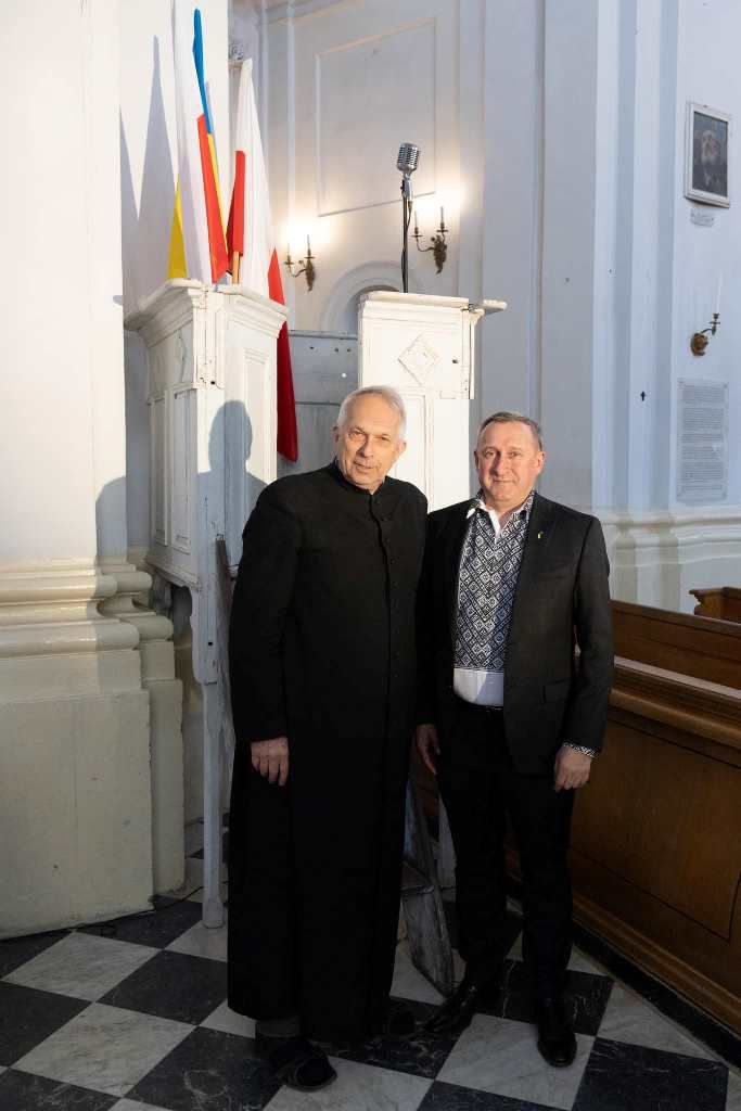 Священик, що заспівав на Месі «Ой у лузі…», отримав особливий подарунок від посла України в Польщі - фото 93560