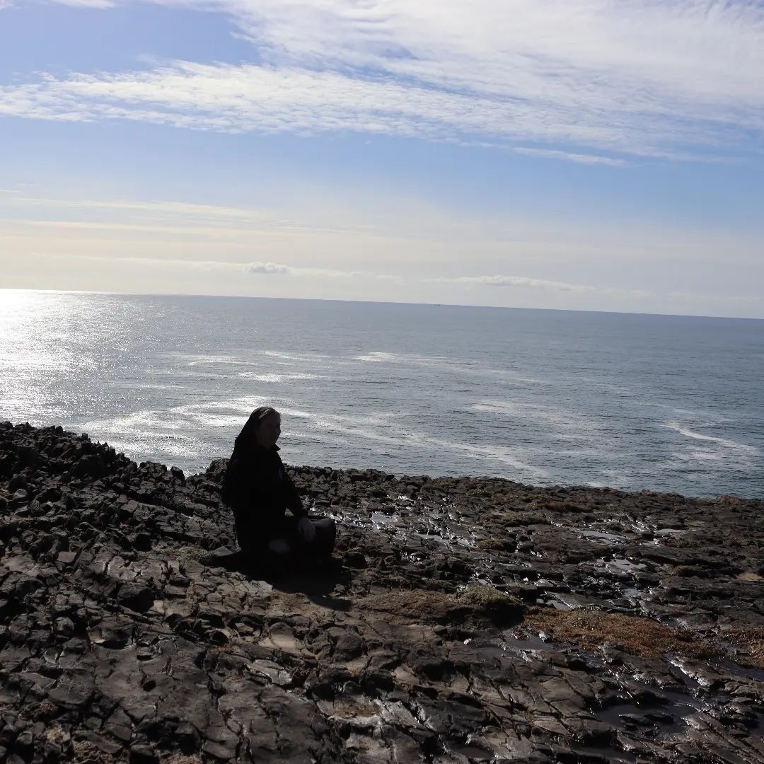 Сестра Антонія на березі ірландського моря - фото 94338