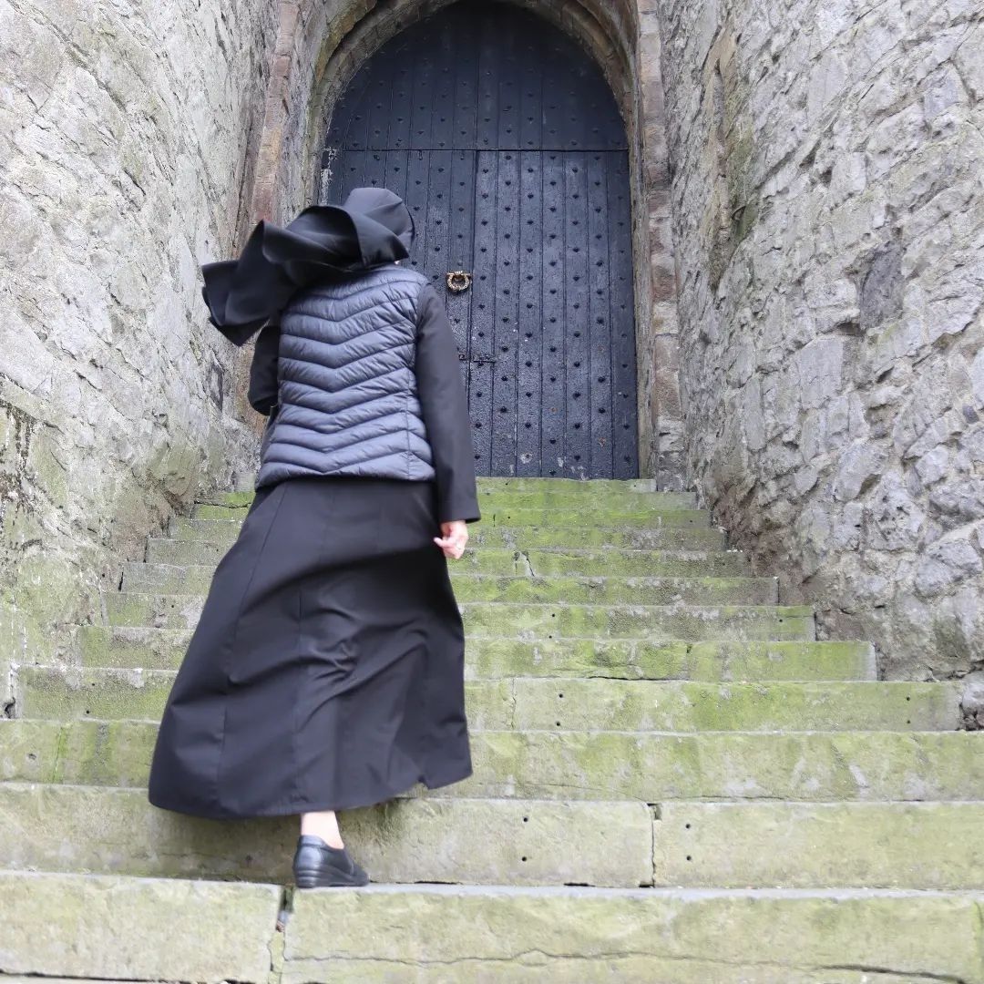 Сестра Антонія на вході до ірландського монастиря - фото 94347