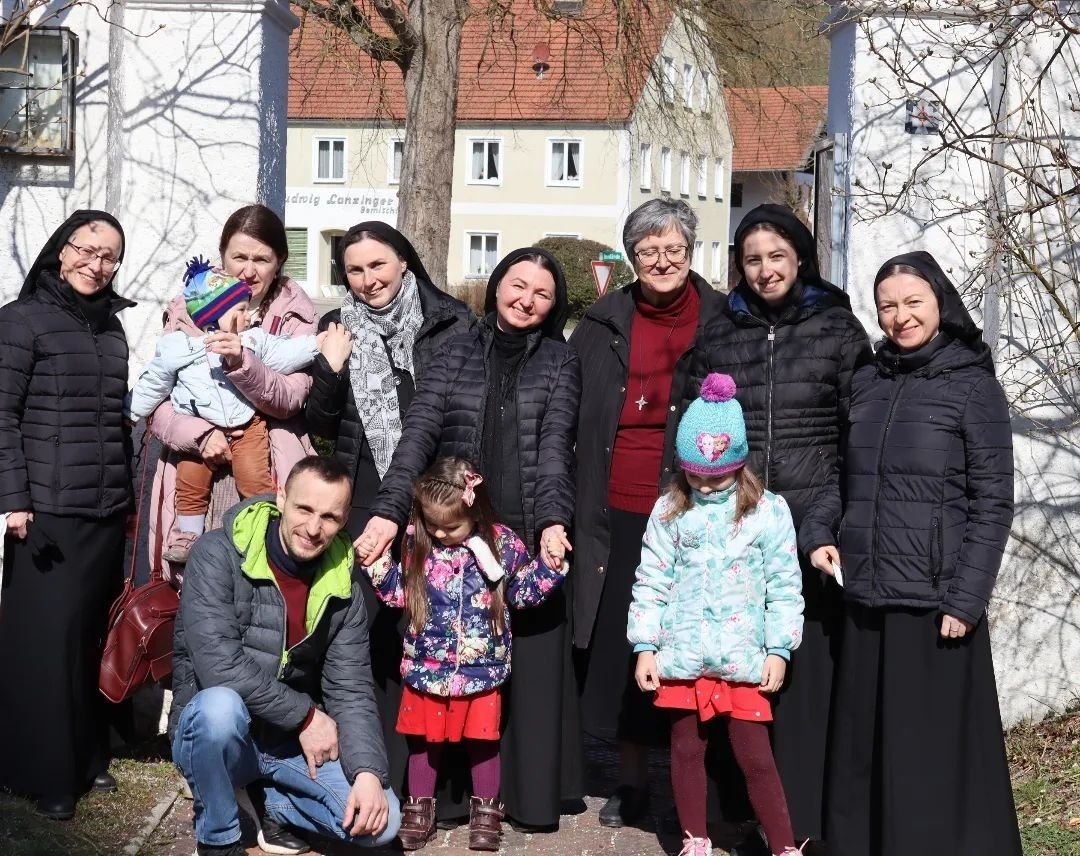 Сестри в одному з центрів для евакуйованих українців - фото 94348