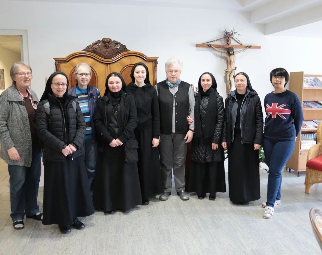 Українці монахині з місцевими ірландськими волонтерами - фото 94350
