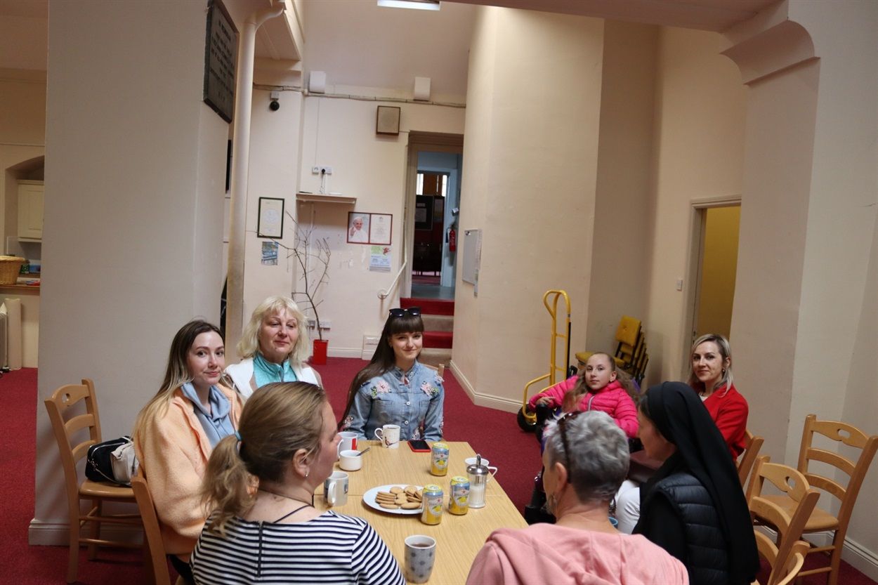 Українці з сестрами у кімнатці біля храму - фото 94354
