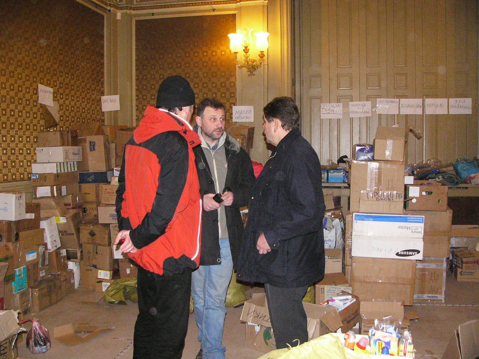 Пан Петер-Пауль у волонтерському центрі-складі під час Майдану 2014 р. - фото 94625
