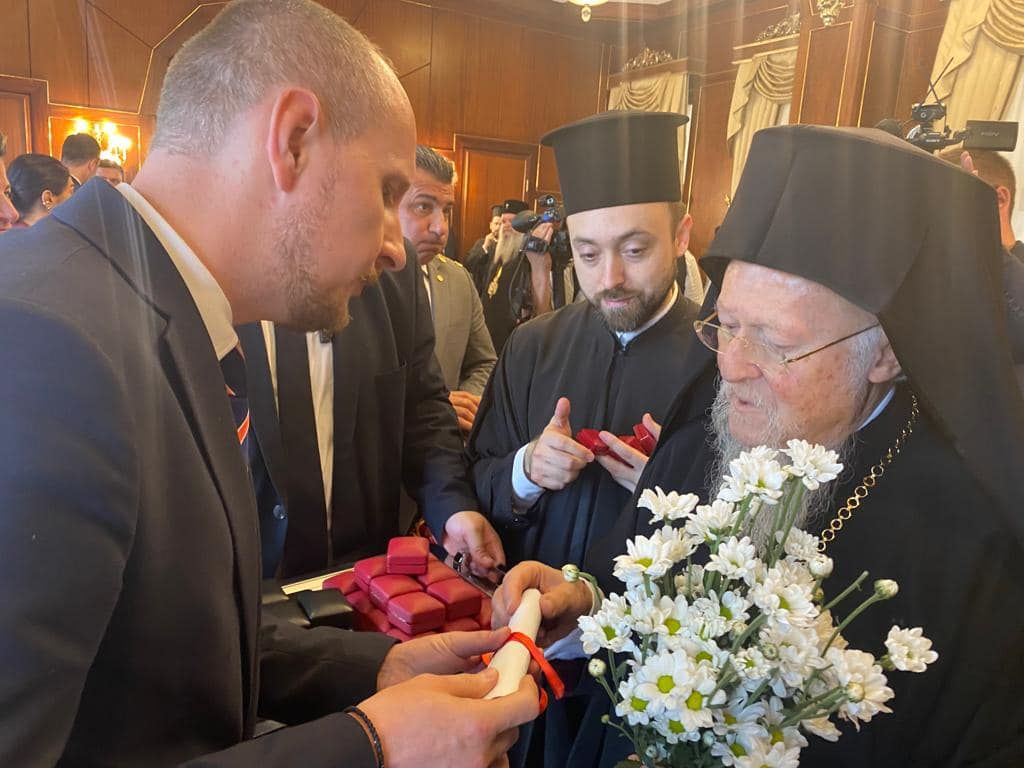 Ecumenical Patriarchate prayed for Ukraine and sang 'Oh, the Red Viburnum in the Meadow' - фото 94907