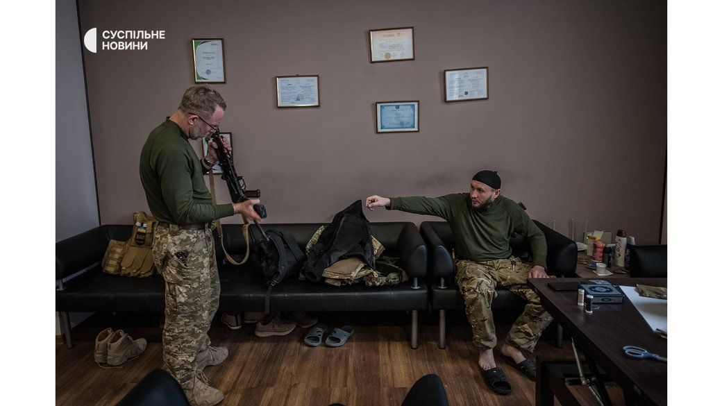 Саїд Ісмагілов (ліворуч) зі своїм товаришем Камілем одягають форму та засоби індивідуального бронезахисту, Київ, березень 2022 року. - фото 96297